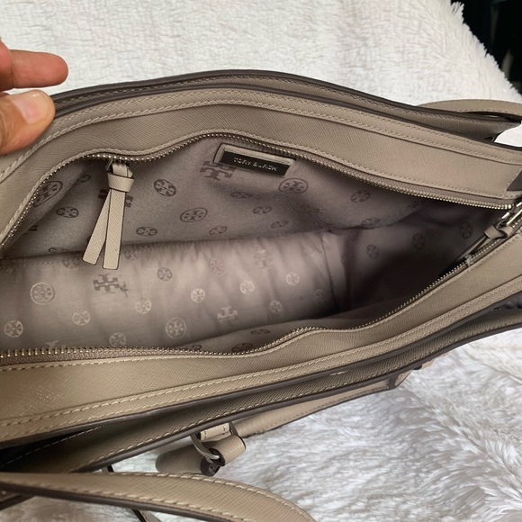 Tory Burch
Robinson Large Zip-Top Tote Bag - Picture 5 of 7